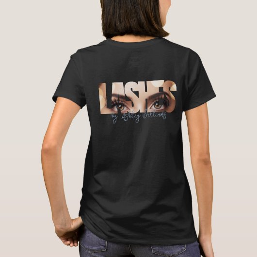 Moderne Typografie "LASHES by" lash artist T-Shirt (Rückseite)