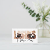 Moderne Typografie "LASHES by" lash artist Visitenkarte (Stehend Vorderseite)