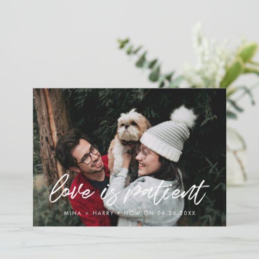 Moderne Typografie-Liebe ist ein Hochzeitsupdate f Ankündigung (Stehend Vorderseite)