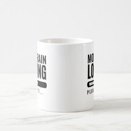 Moderne Typografie Mama Brain Loading Bitte warten Kaffeetasse (Mittel)
