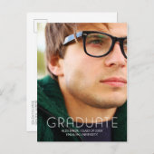 Moderne Typografie männliche Uni Graduate Ankündigungspostkarte (Vorne/Hinten)