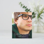 Moderne Typografie männliche Uni Graduate Ankündigungspostkarte (Stehend Vorderseite)