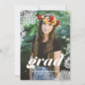 Moderne Typografie mit Lace Foto Graduation Party Einladung (Vorderseite)