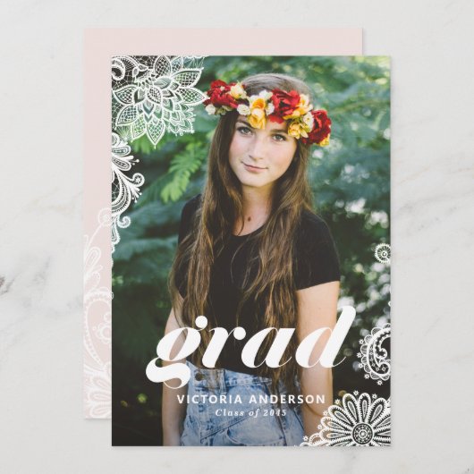 Moderne Typografie mit Lace Foto Graduation Party Einladung (Vorne/Hinten)