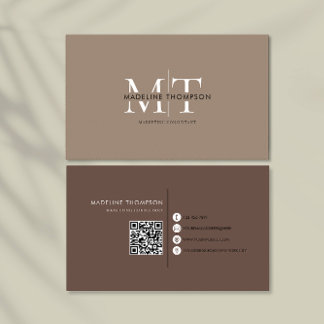 Moderne Typografie Monogram Khaki und brauner QR-C Visitenkarte