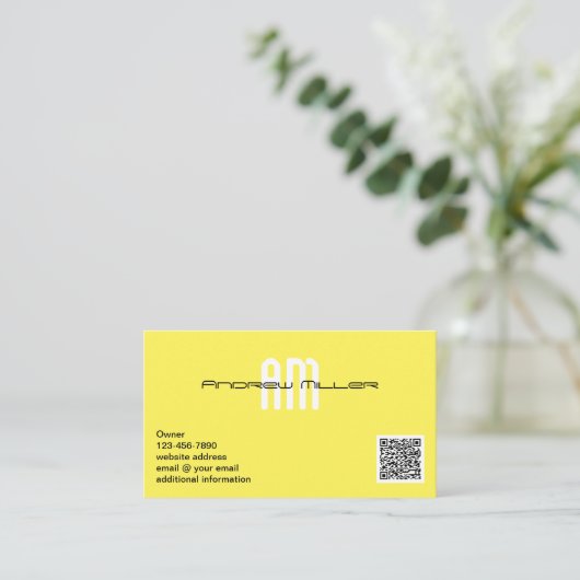 Moderne Typografie Monogram Yellow Add QR Code Visitenkarte (Stehend Vorderseite)