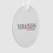 Moderne Typografie Mr.&Mrs. Name Wedding Date Ornament (Vorderseite)