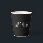 Moderne Typografie Name weiß auf schwarz Milchtasse<br><div class="desc">Moderne handgeschriebene Tasse mit weißer Schrift auf schwarzer Tasse. Stilvolle moderne personalisierte Latte-Tasse. Fügen Sie Ihren eigenen Namen oder Ihre eigenen Initialen hinzu. Wählen Sie aus unseren vielen Schriften,  wenn Sie einen anderen Stiltyp bevorzugen.</div>