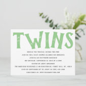 Moderne Typografie Neutral Twins Baby Dusche Einladung (Stehend Vorderseite)