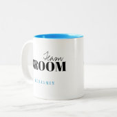 Moderne Typografie Personalisiert Team Groom Tasse (Vorderseite Links)