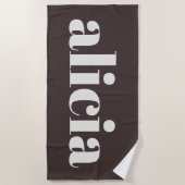 Moderne Typografie Personalisierter Name Braun Wei Strandtuch (Vorderseite)