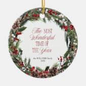 Moderne Typografie Red Berry Wreath Weihnachten Keramik Ornament (Vorne)