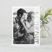 Moderne Typografie Save the Date Foto Hochzeit  (Stehend Vorderseite)