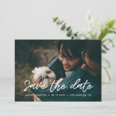 Moderne Typografie Save the Date Fotokarte Ankündigung (Stehend Vorderseite)