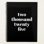 Moderne Typografie Schwarz-weißer, benutzerdefinie Planer<br><div class="desc">Minimalistische moderne Typografie in Schwarz und Weiß,  Sonderjahr,  Textplaner. Vollständig anpassbarer weißer,  stylischer Serifentext,  schwarzer schlichter Hintergrund. Sie können es mit Ihrem Namen,  Initialen,  Monogramm,  Jahr,  etc. personalisiert oder einfach den Text löschen,  und die schlichte schwarze Farbe verlassen.</div>