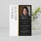 Moderne Typografie Schwarz-weißes Foto Bridal Brun Folieneinladung (Stehend vorne)