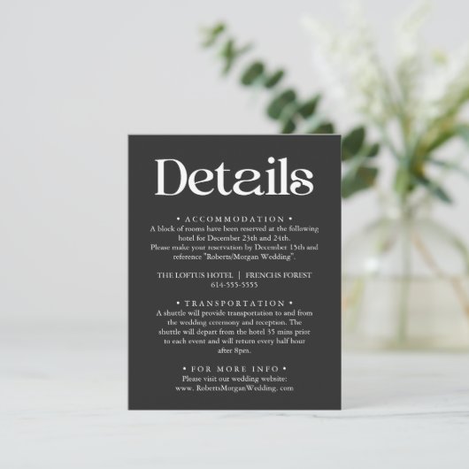 Moderne Typografie Schwarze Hochzeitdetails Begleitkarte (Stehend Vorderseite)