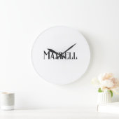 Moderne Typografie Schwarzer Familienname Große Wanduhr (Zuhause)
