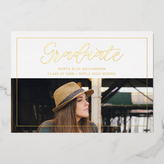 Moderne Typografie Script Foto Graduate Abschluss Folieneinladung (Vorderseite)