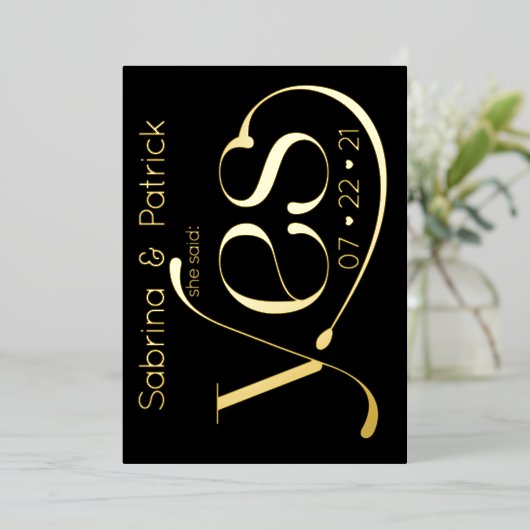 Moderne Typografie Sie sagte JA STD Folieneinladung (Stehend vorne)