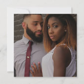 Moderne Typografie Square Foto Dusty Blue Wedding Einladung (Rückseite)