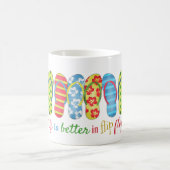 Moderne Typografie Summer Beach Flip Flops Kaffeetasse (Mittel)
