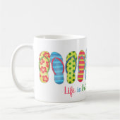 Moderne Typografie Summer Beach Flip Flops Kaffeetasse (Links)