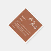 Moderne Typografie Terracotta Fun Fakten Hochzeit Serviette (Ecke)
