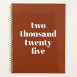 Moderne Typografie Terracotta-Jahrtexte Planer<br><div class="desc">Minimalistische Terrakotta und weiß moderne Typografie angepasstes Jahr,  Text-Planner. Vollständig anpassbarer,  weißer,  stylischer Serifentext,  Terrakotta solider schlichter Hintergrund. Sie können es mit Ihrem Namen,  Initialen,  Monogramm,  Jahr,  etc. personalisiert oder einfach den Text löschen,  und die schlichte schwarze Farbe verlassen.</div>
