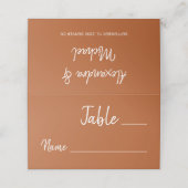 Moderne Typografie Terracotta Moderne Hochzeit Platzkarte (Außenseite Aufgefaltet)