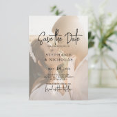 Moderne Typografie Transparentes Foto Hochzeit Save The Date (Stehend Vorderseite)
