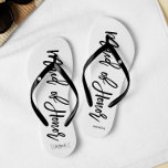 Moderne Typografie "Trauzeugin" Badesandalen<br><div class="desc">Personalisierte Brautparty-Flip-Flops mit einer stilvollen und trendigen Schrift-Typografie. Passen Sie mit dem Monogramm der Braut und des Bräutigams, dem Hochzeitstag und dem Namen der Trauzeugin für ein freundliches Design an! Suchen Sie nach einer benutzerdefinierten Farbe? Kein Problem! Senden Sie einfach Ihre Anfrage an heartlockedstudio unter gmail dot com und wir...</div>