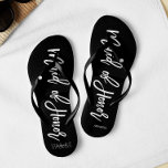 Moderne Typografie "Trauzeugin" Badesandalen<br><div class="desc">Personalisierte Brautparty-Flip-Flops mit einer stilvollen und trendigen Schrift-Typografie. Passen Sie mit dem Monogramm der Braut und des Bräutigams, dem Hochzeitstag und dem Namen der Trauzeugin für ein freundliches Design an! Suchen Sie nach einer benutzerdefinierten Farbe? Kein Problem! Senden Sie einfach Ihre Anfrage an heartlockedstudio unter gmail dot com und wir...</div>