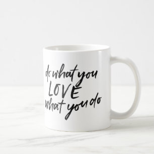 Moderne Typografie Tun Sie, was Sie Liebe zitieren Kaffeetasse