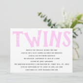 Moderne Typografie Twin Girls Babydusche Einladung (Stehend Vorderseite)