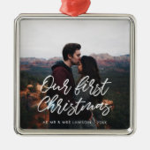 Moderne Typografie Unser erstes Weihnachtspaar Fot Ornament Aus Metall (Vorne)