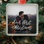 Moderne Typografie Unser erstes Weihnachtspaar Fot Ornament Aus Metall<br><div class="desc">Eine moderne Typografie für diese Foto-Ziersammlung. So passen Sie sich an Ihr Lieblingsbild an. Sie können die Farbe des Schriftartes auch ganz nach Ihren Wünschen ändern.</div>