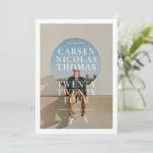 Moderne typografische Großer Foto Grad Bekanntgabe Einladung (Stehend Vorderseite)