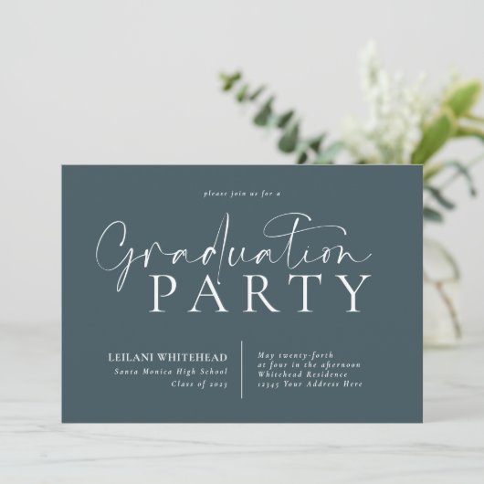Moderne Typografy Graduation Party Aquamarin Einladung (Stehend Vorderseite)