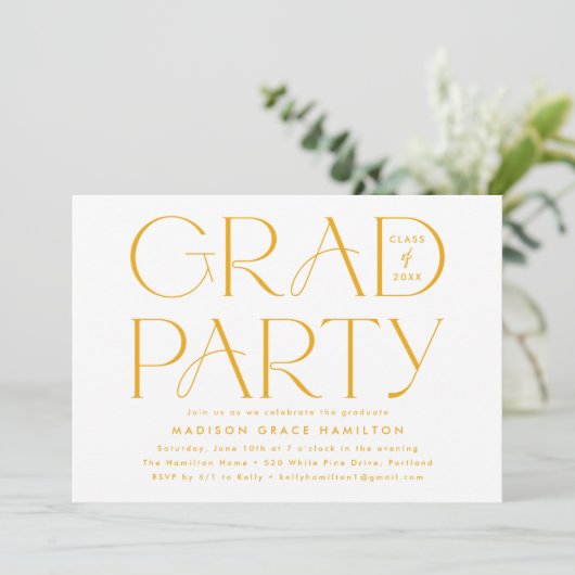 Moderne Typografy Yellow Graduation Party Einladung (Stehend Vorderseite)
