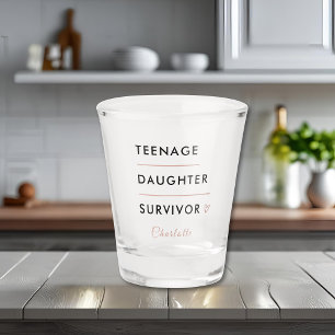 Moderne Überlebende Tochter im Teenageralter Perso Schnapsglas