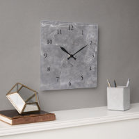 Moderne Uhr an der Wand aus grauem weißem Stein