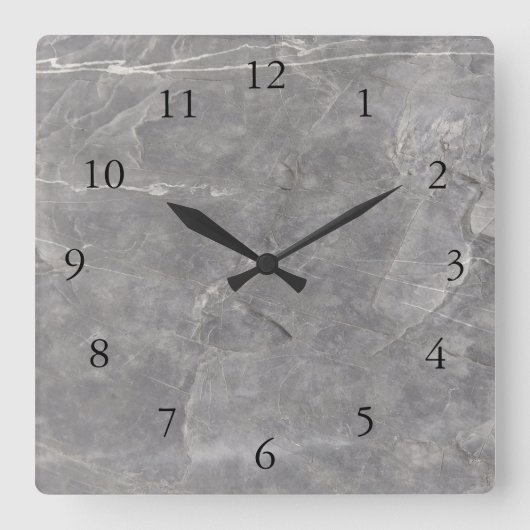 Moderne Uhr an der Wand aus grauem weißem Stein (Vorderseite)