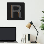 Moderne Uhr Mit Monogramm Name<br><div class="desc">Moderne Schwarze Mit Monogramm Personalisierte Namensuhr, in Minimalistischer Typografie.</div>