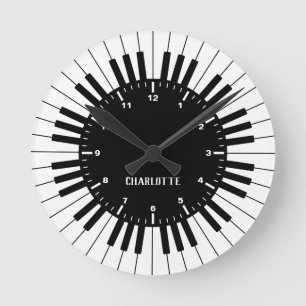Moderne und elegante Piano-Tastatur in Schwarz und Runde Wanduhr