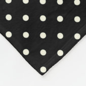 Moderne und minimalistische schwarz-weiße Polka-Pu Fleecedecke (Ecke)