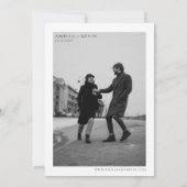 Moderne und minimalistische Typografie Foto Hochze Einladung (Rückseite)