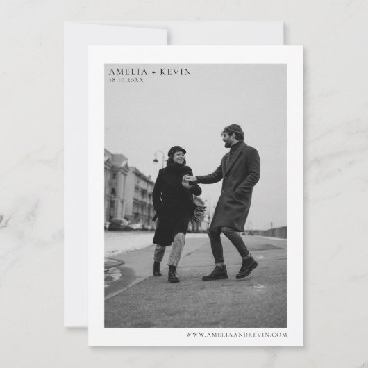 Moderne und minimalistische Typografie Foto Hochze Einladung (Rückseite)