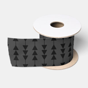 Moderne und stilvolle Black Hanging Dreiecke auf S Satinband