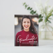 Moderne Uni Graduate Foto Script Abschluss Ankündigungspostkarte (Stehend Vorderseite)